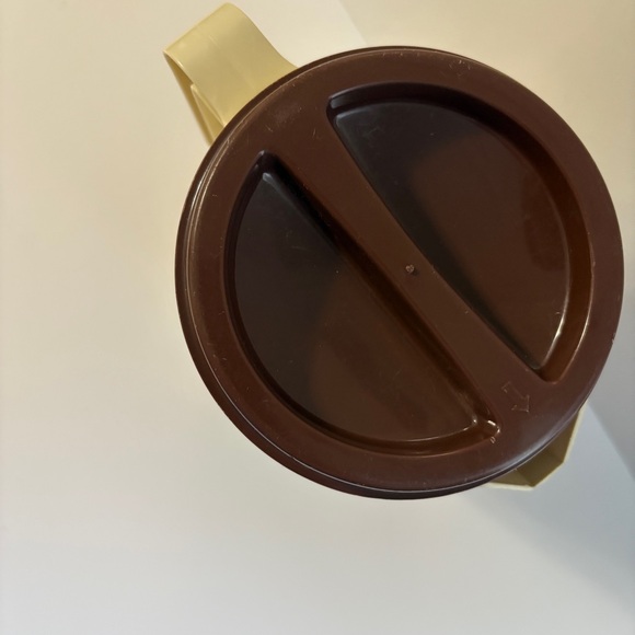 Vintage Pitcher Sterilite brown and beige  from the 1970's / Plastic - Picture 3 of 6